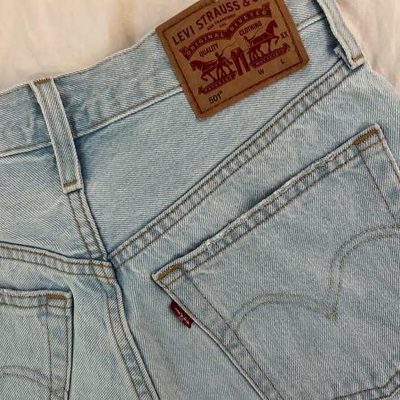 Levi shorts - Picture 2 of 3